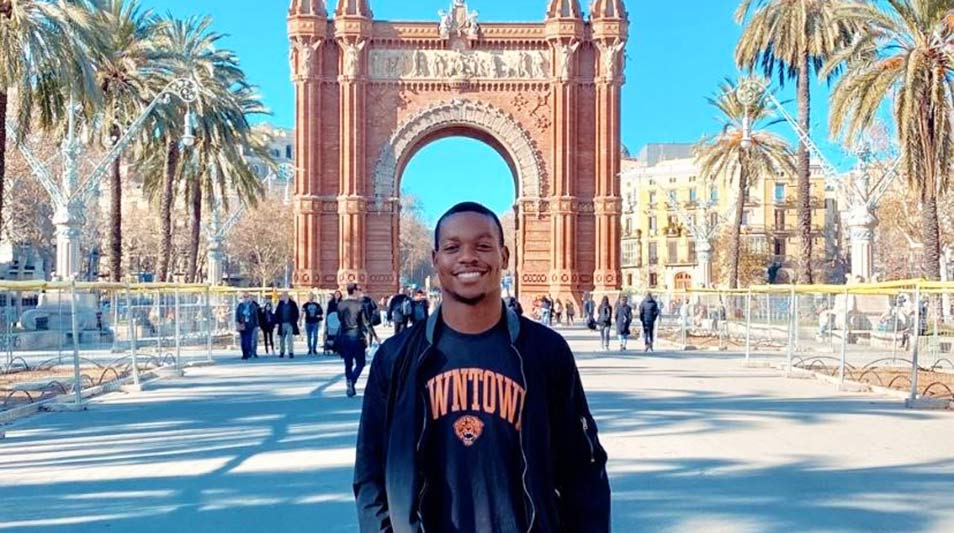 a student at the arc de Triumpf
